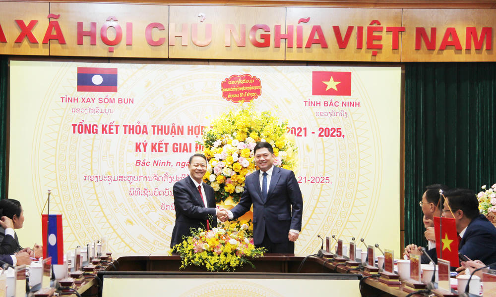 Ông Phoi Khăm - Hùng Bun Nhuông tặng hoa chúc mừng ông Nguyễn Hồng Thái nhân kỷ niệm Ngày thành lập Quân đội nhân dân Việt Nam (22/12).