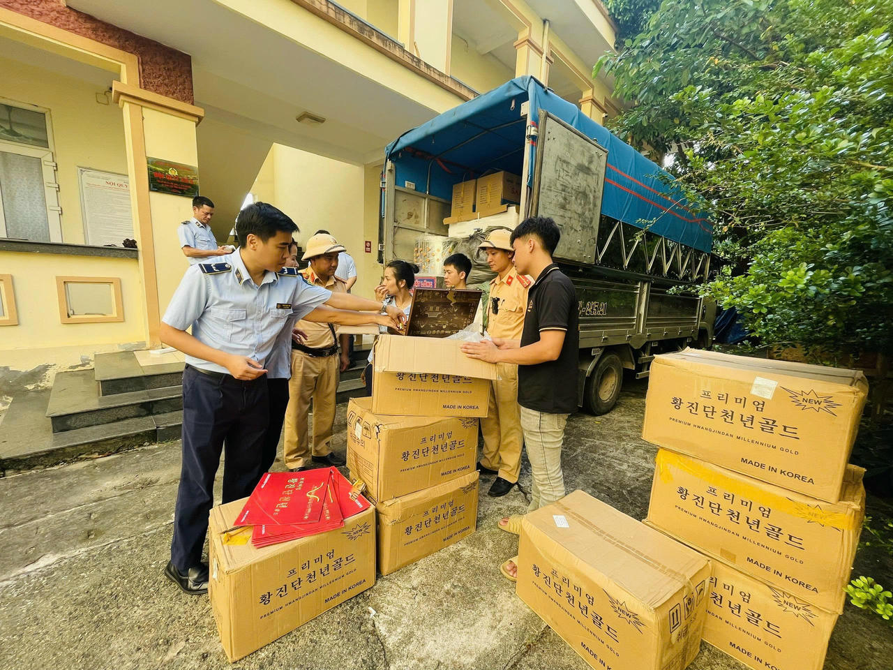 Quản lý thị trường tỉnh Phú Thọ tuyên truyền pháp luật và hướng dẫn phân biệt hàng thật -  hàng giả