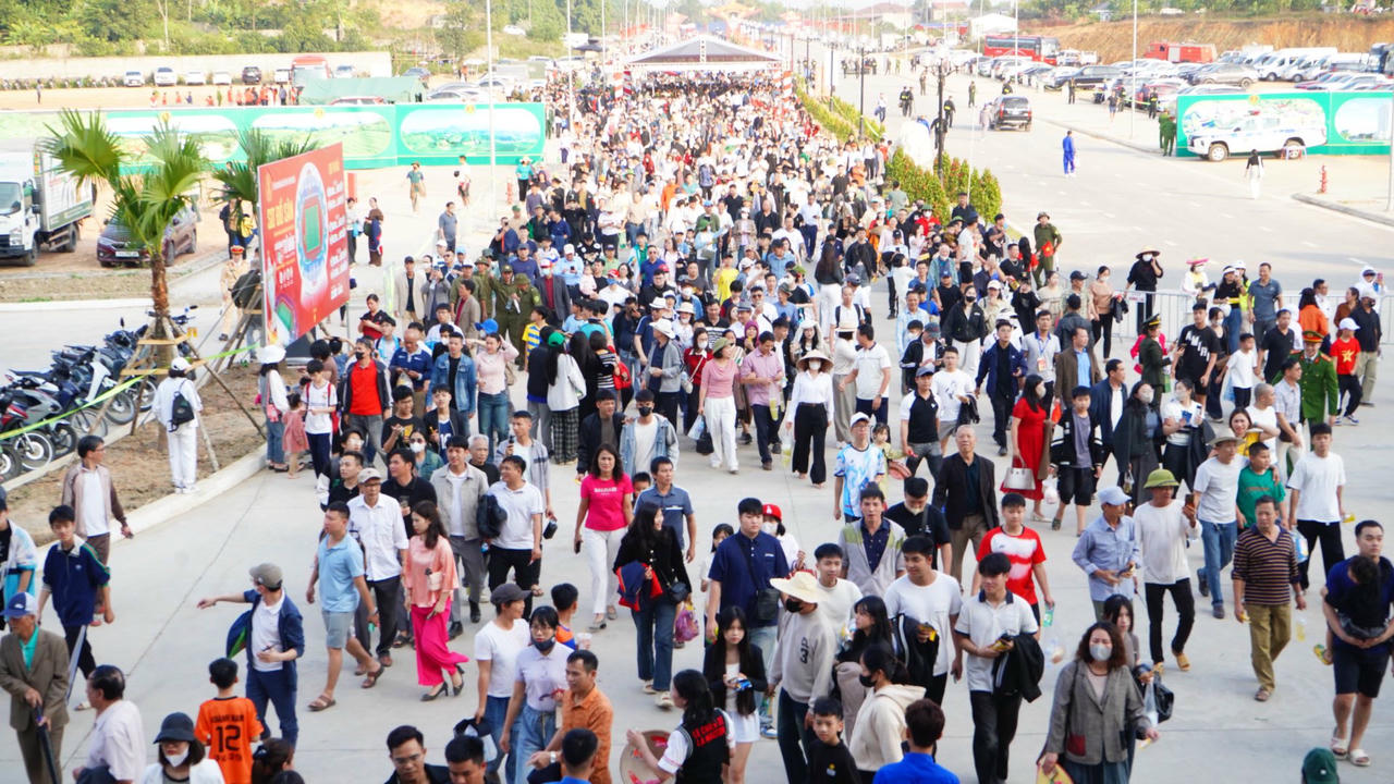 Đông đảo khán giả đến cổ vũ các đội bóng tham gia&nbsp;giải Tứ hùng – Thái Nguyên 2025