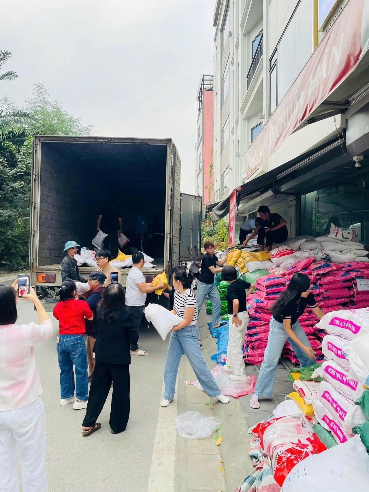 Công tác chuẩn bị hàng hóa, nhu yếu phẩm được diễn ra khẩn trương và quy mô tại kho tập kết trước khi vận chuyển vào miền Trung.