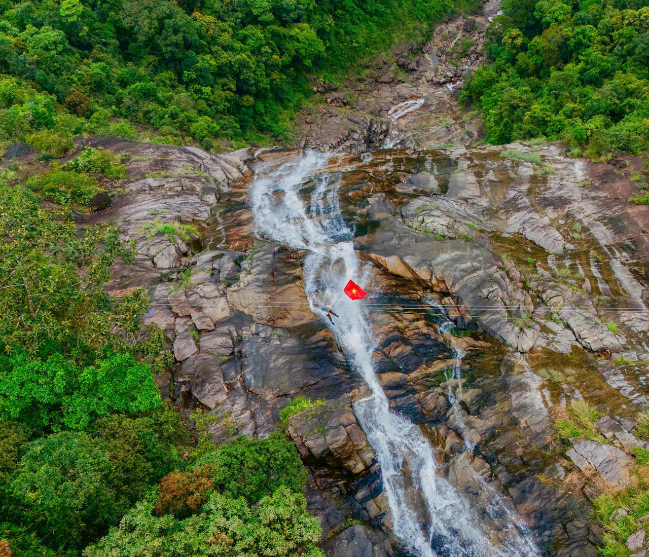 Vườn Quốc gia Bạch Mã có tiềm năng du lịch nổi bật nhờ vị trí giao thoa khí hậu Bắc - Nam, hệ sinh thái đa dạng, cùng các điểm nhấn cảnh quan như đỉnh Bạch Mã cao 1.450m và Thác Đỗ Quyên 