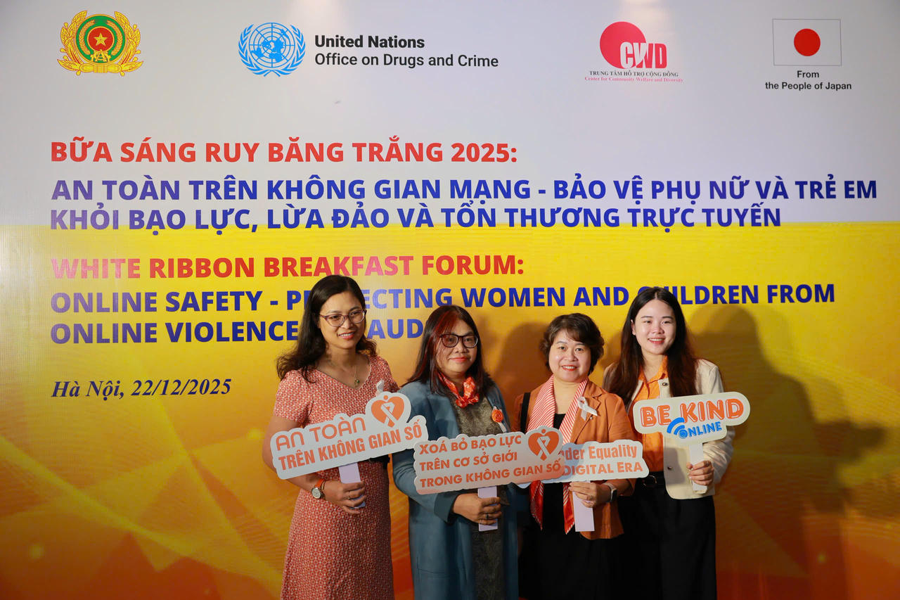 Các khách mời chụp ảnh lưu niệm tại Hội thảo.