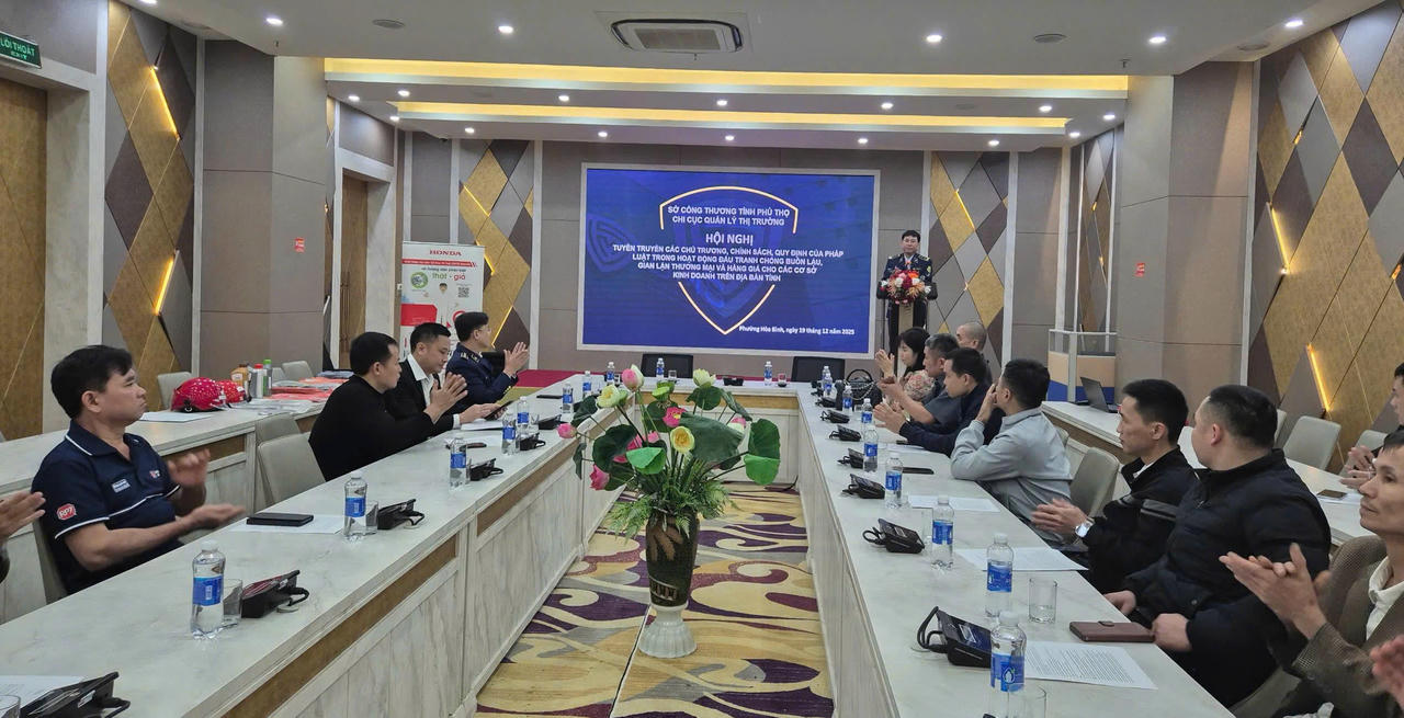 Chi cục QLTT tỉnh Phú Thọ tuyên truyền, phổ biến pháp luật cho các tiểu thương, hộ kinh doanh về hoạt động đấu tranh, chống buôn lậu, gian lận thương mại