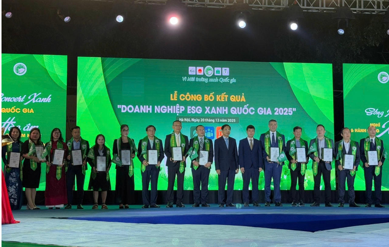 Ban tổ chức trao chứng nhận cho các “Doanh nghiệp ESG xanh quốc gia 2025” vì môi trường xanh.