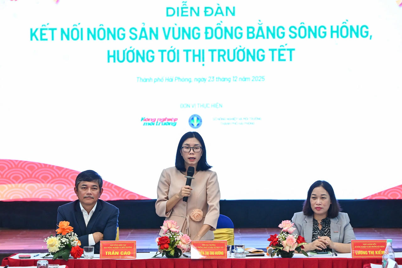 Phó Cục trưởng Cục Trồng trọt và Bảo vệ thực vật Nguyễn Thị Thu Hương phát biểu tại diễn đàn.