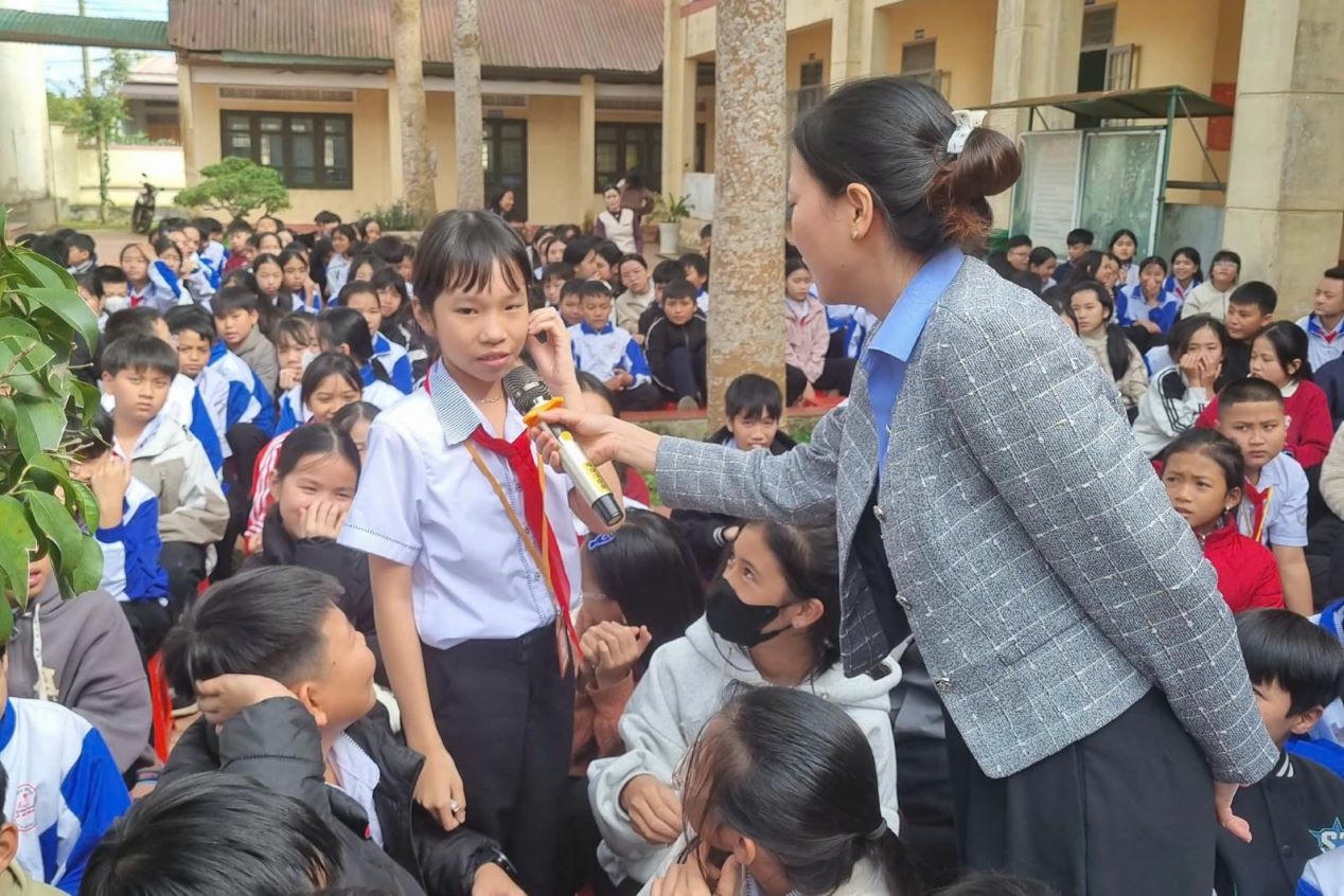 Học sinh Trường THCS Lê Quý Đôn (xã Krông Năng) chia sẻ về tác hại của thuốc lá. (Ảnh: VA)