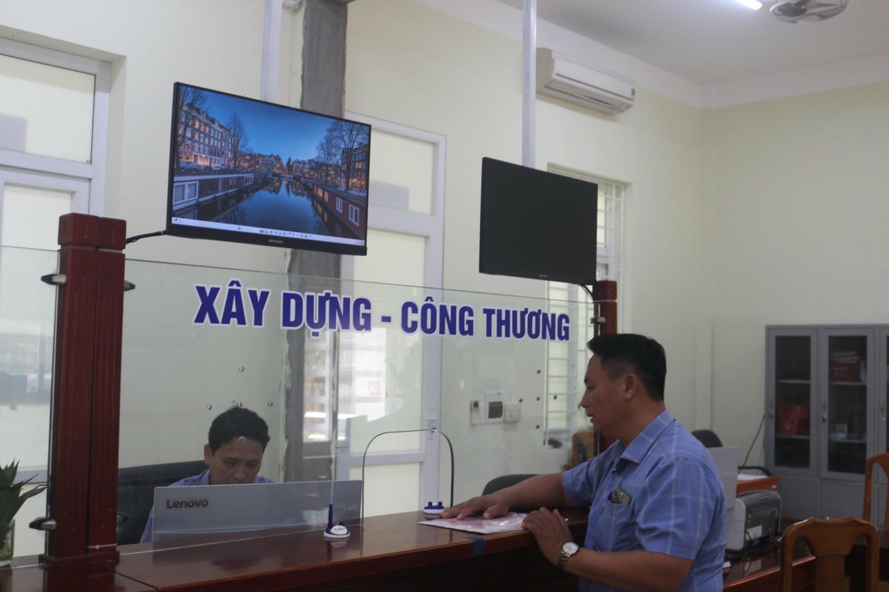 Ông Nguyễn Hải Cường đến làm thủ tục hành chính tại Trung tâm Phục vụ hành chính công phường Đồng Thuận.