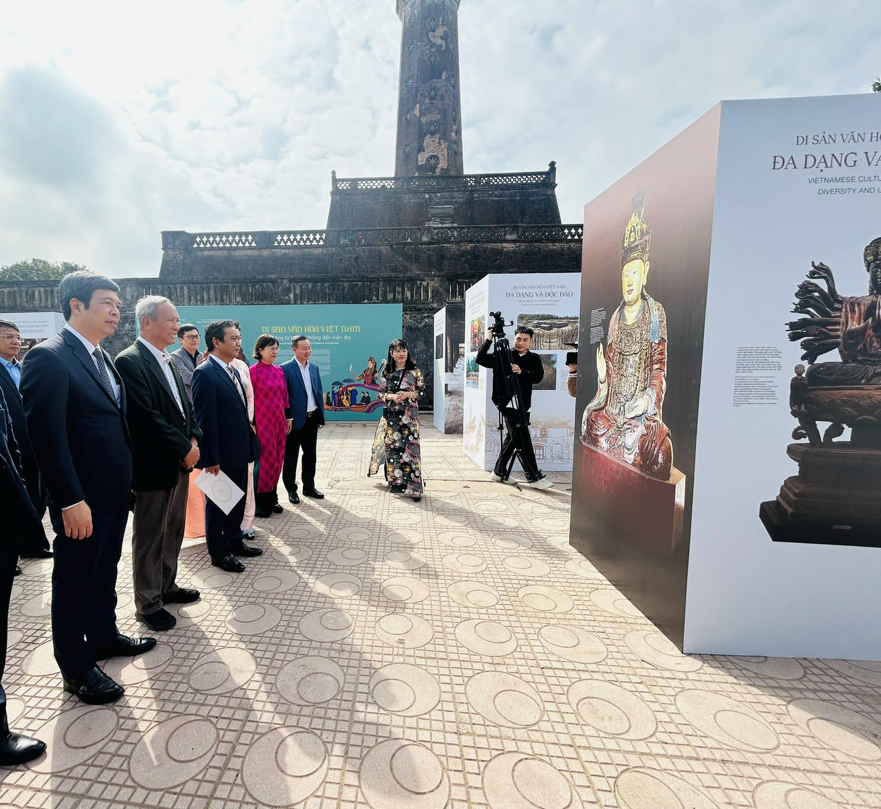 Các đại biểu tại trưng bày (ảnh Thùy Dương).