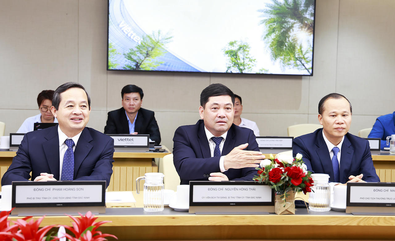 Bí thư Tỉnh ủy Nguyễn Hồng Thái phát biểu tại lễ ký kết.