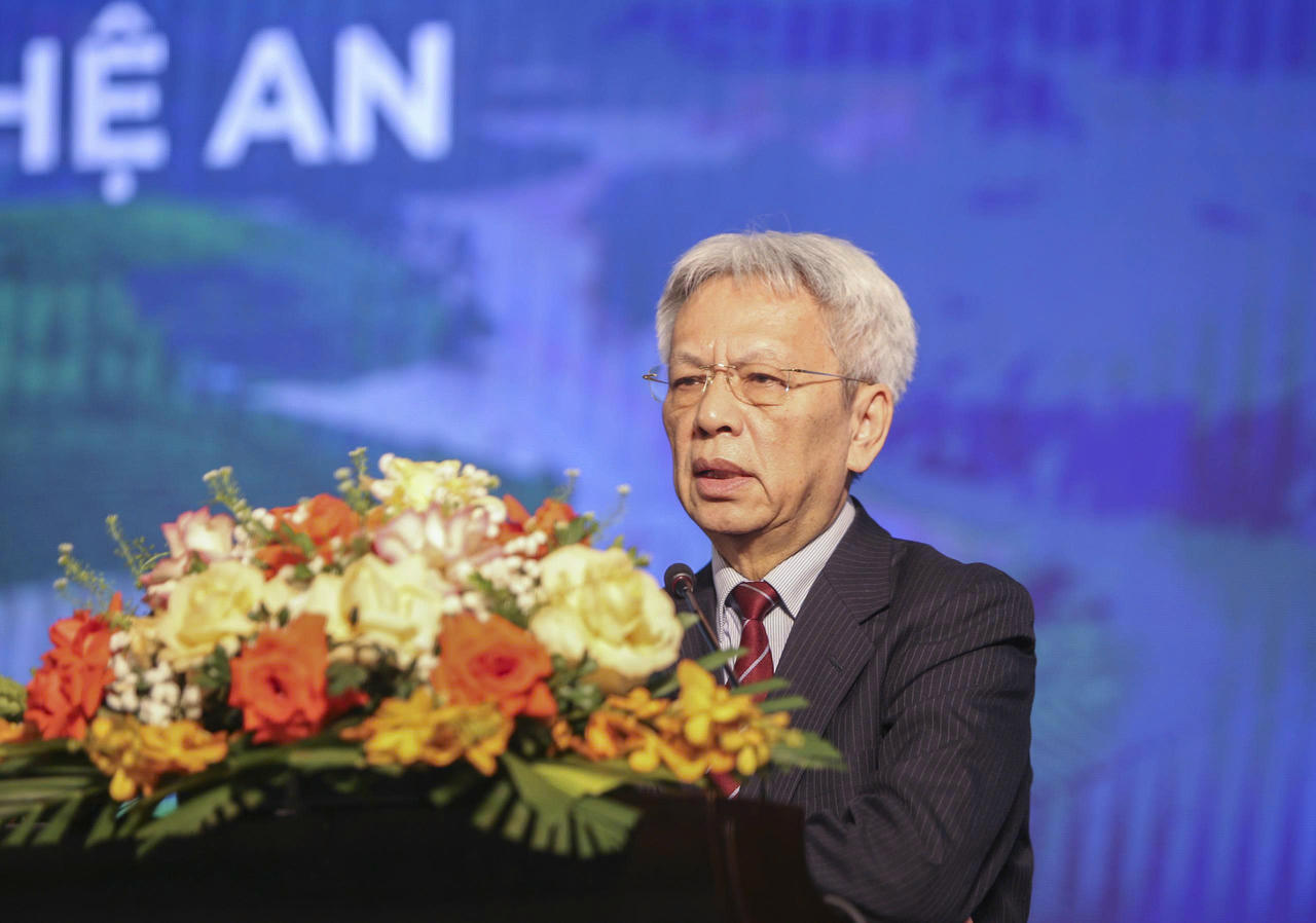 Ông Nguyễn Sỹ Dũng – Nguyên Phó Chủ nhiệm văn phòng Quốc Hội, Ủy viên Hội đồng tư vấn chính sách của Thủ tướng trao đổi về các rào cản pháp lý pháp triển du lịch Nghệ An.