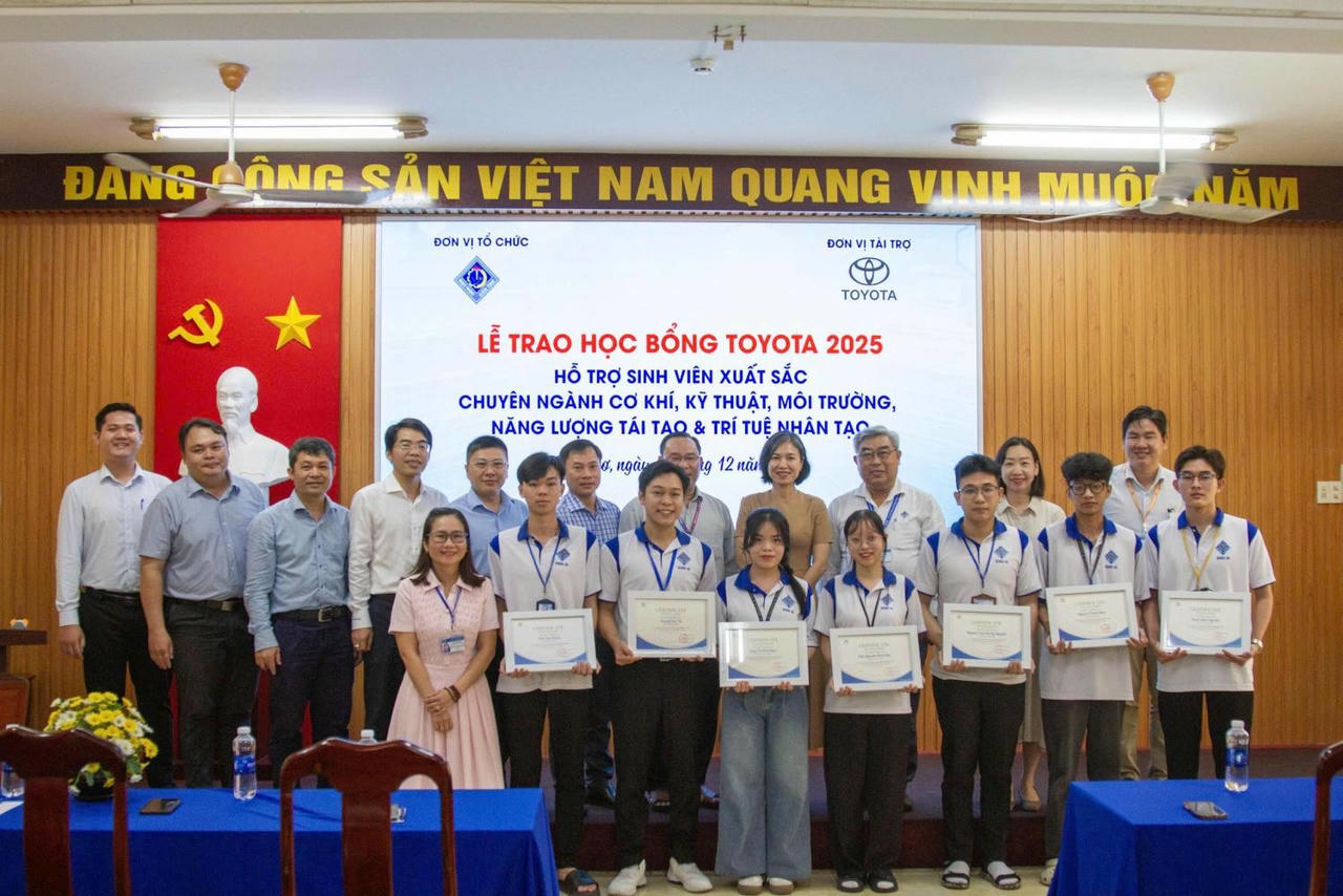 Niềm vui của các sinh viên khi nhận được học bổng&nbsp;