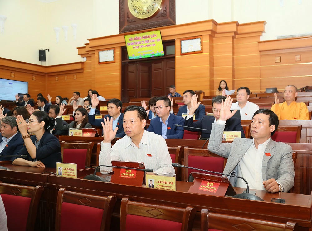 Các đại biểu HĐND tỉnh biểu quyết thông qua Nghị quyết tại Kỳ họp.