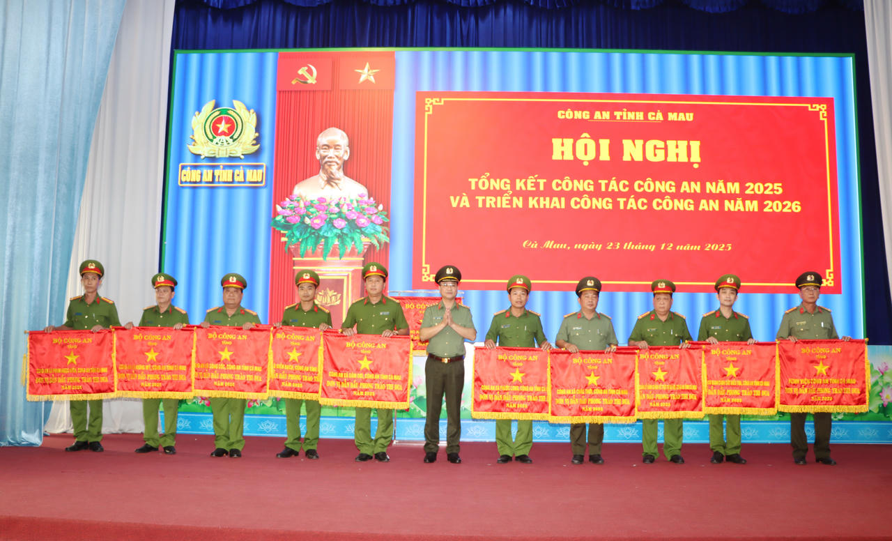 Thượng tướng Phạm Thế Tùng - Ủy viên BTV Đảng ủy Công an Trung ương, Thứ trưởng Bộ Công an trao Cờ thi đua Bộ Công an cho các tập thể có thành tích xuất sắc.