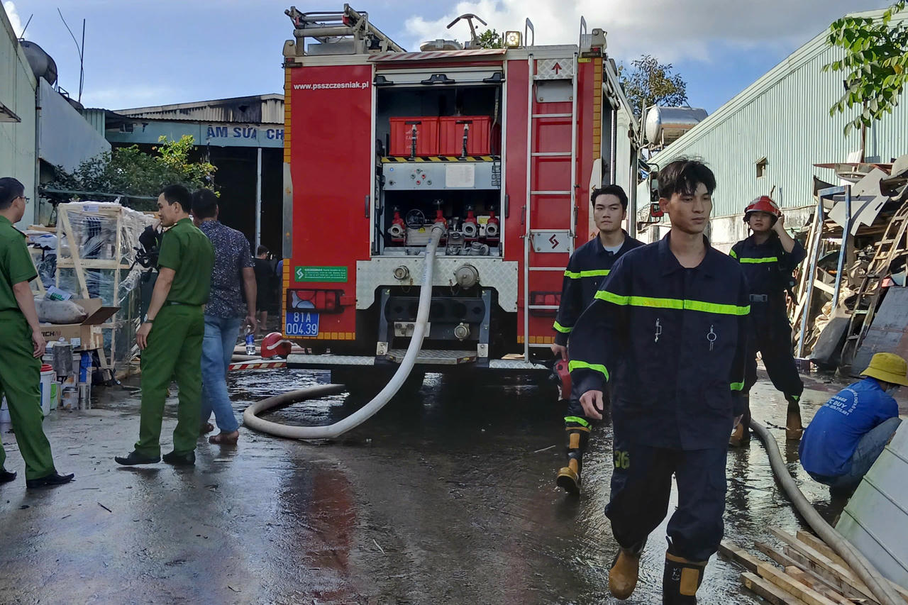 Phòng Cảnh sát PCCC-CNCH Công an tỉnh Gia Lai thực hiện các phương án chữa cháy.