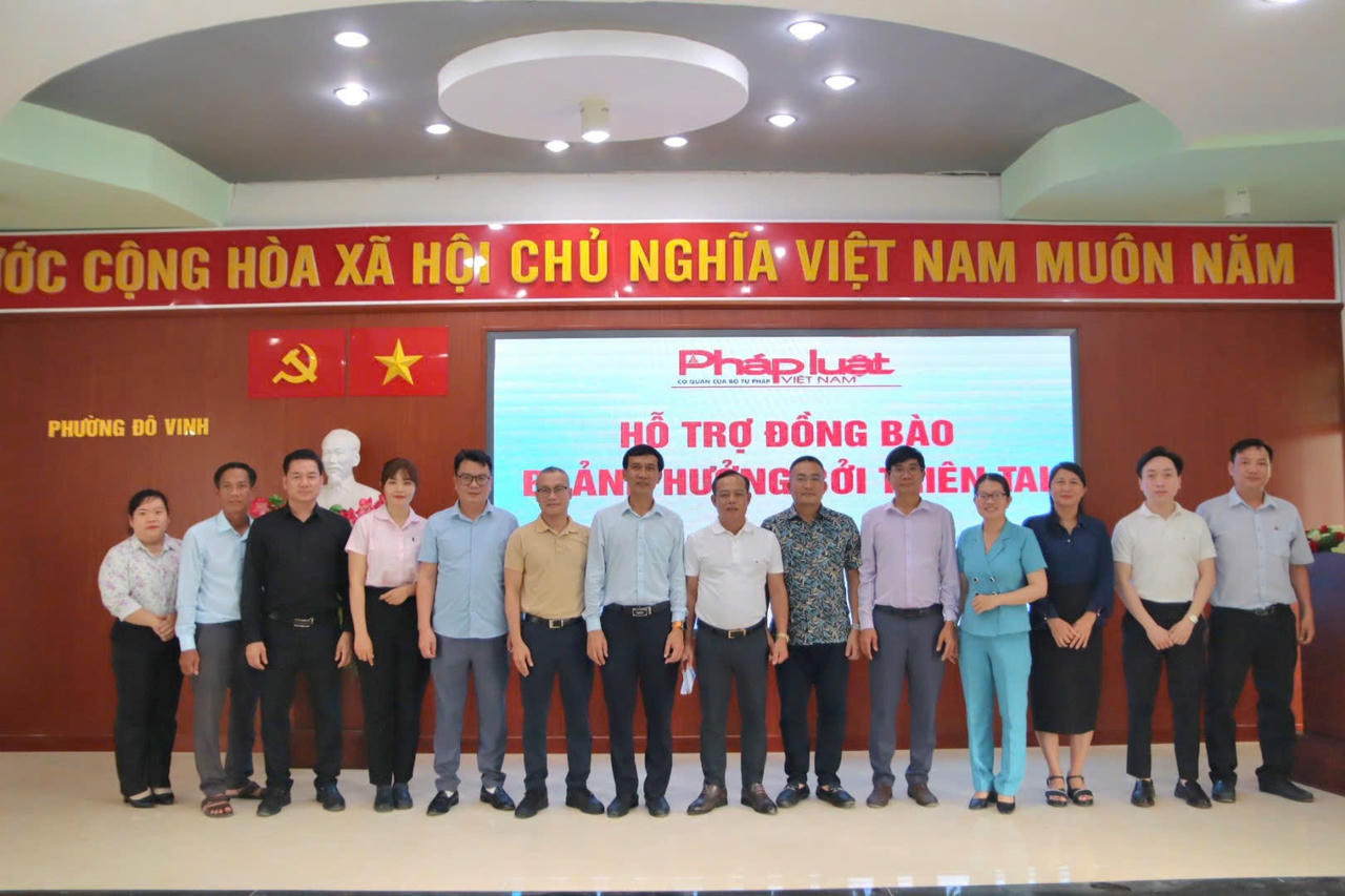 Đoàn công tác của Báo Pháp luật Việt Nam chụp ảnh lưu niệm với lãnh đạo phường Đô Vinh.