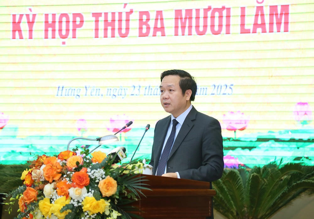 Ông Phạm Quang Ngọc, Chủ tịch UBND tỉnh trình HĐND tỉnh về công tác nhân sự thuộc thẩm quyền HĐND tỉnh.