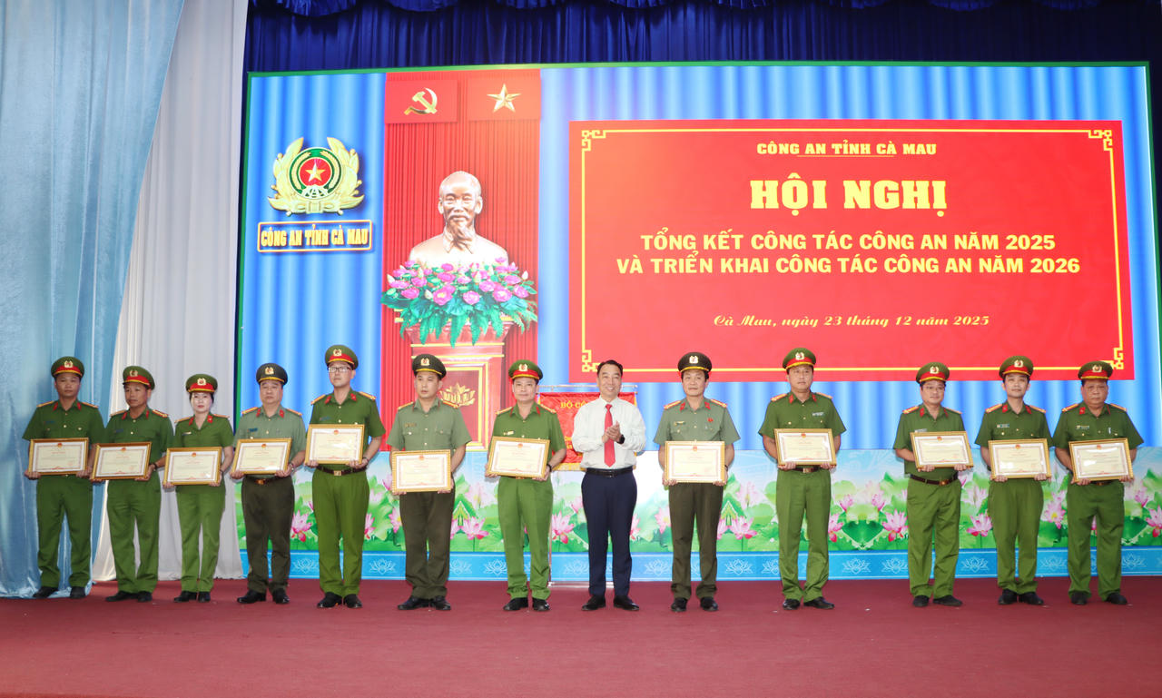 Ông Lữ Quang Ngời - Phó Bí thư Tỉnh ủy, Chủ tịch UBND tỉnh Cà Mau trao Bằng khen cho các tập thể, cá nhân tiêu biểu.