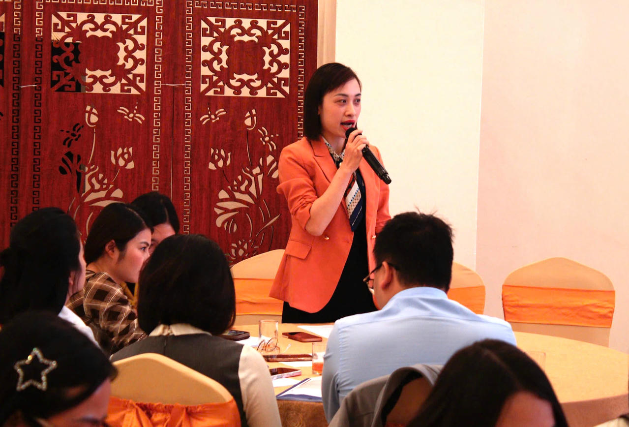 Trợ giúp viên pháp lý thuộc Trung tâm Trợ giúp pháp lý nhà nước tỉnh Ninh Bình, Nguyễn Thị Lệ Thu phát biểu thảo luận tại hội nghị