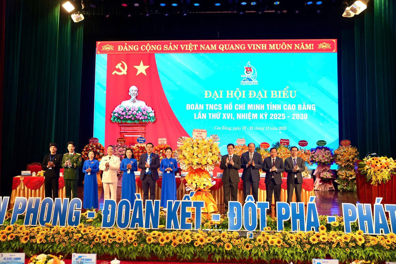 Lãnh đạo tỉnh Cao Bằng chúc mừng Đại hội. (Ảnh: PV)