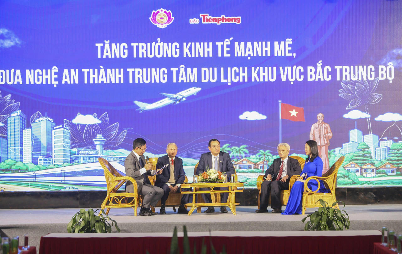 Tọa đàm “Tăng trưởng kinh tế mạnh mẽ, đưa Nghệ An thành trung tâm du lịch khu vực Bắc Trung Bộ”.