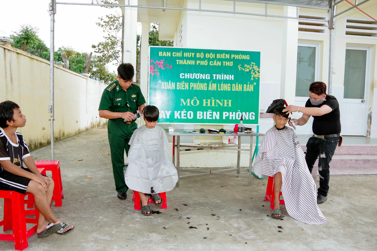 Mô hình Tay kéo biên phòng.