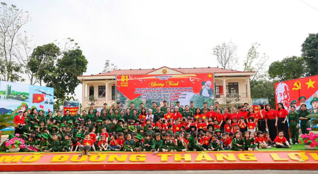 Cán bộ, chiến sĩ của Lữ đoàn 72 chụp ảnh lưu niệm cùng các thầy, cô giáo và các em học sinh của Trường Mầm non Hợp Thanh và Trường Mầm non Thanh Nông.