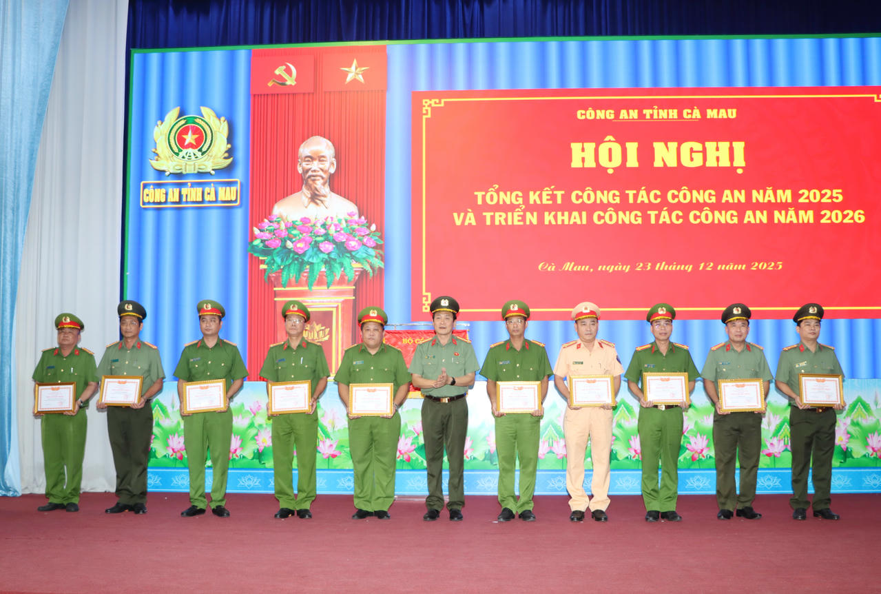 Đại tá Hồ Việt Triều - Ủy viên BTV Tỉnh ủy, Bí thư Đảng ủy, Giám đốc Công an tỉnh Cà Mau trao danh hiệu “Đơn vị Quyết thắng” cho các tập thể.