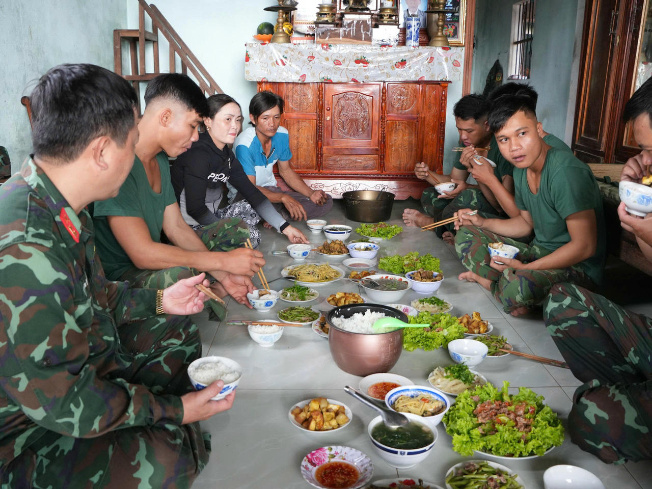 Bữa cơm gia đình ông Cường tổ chức nhân Ngày thành lập Quân đội nhân dân Việt Nam.