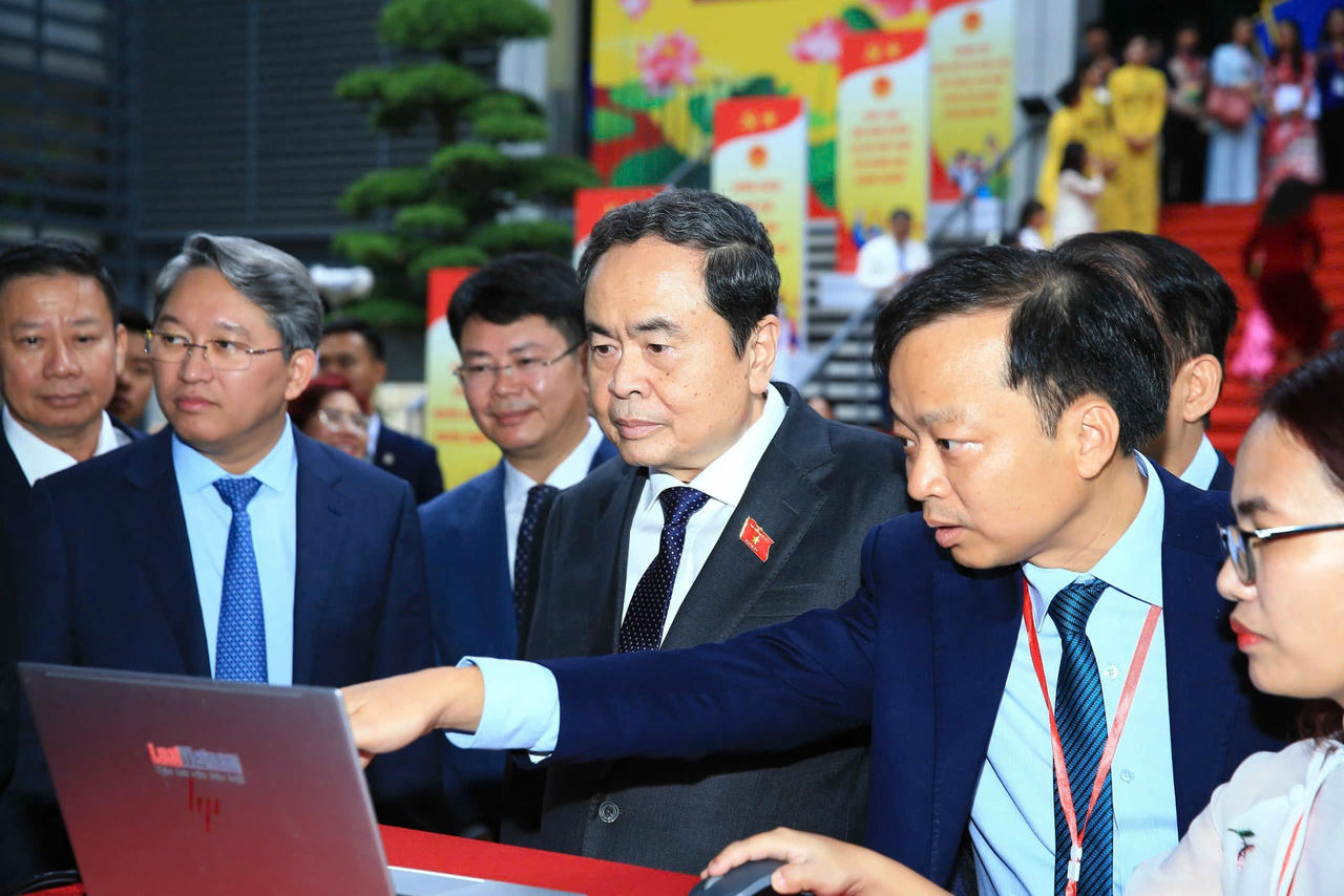 Chủ tịch Quốc hội Trần Thanh Mẫn, Bộ trưởng Bộ Tư pháp Nguyễn Hải Ninh trải nghiệm AI Pháp luật tại Lễ hưởng ứng Ngày Pháp luật nước Cộng hòa xã hội chủ nghĩa Việt Nam năm 2025