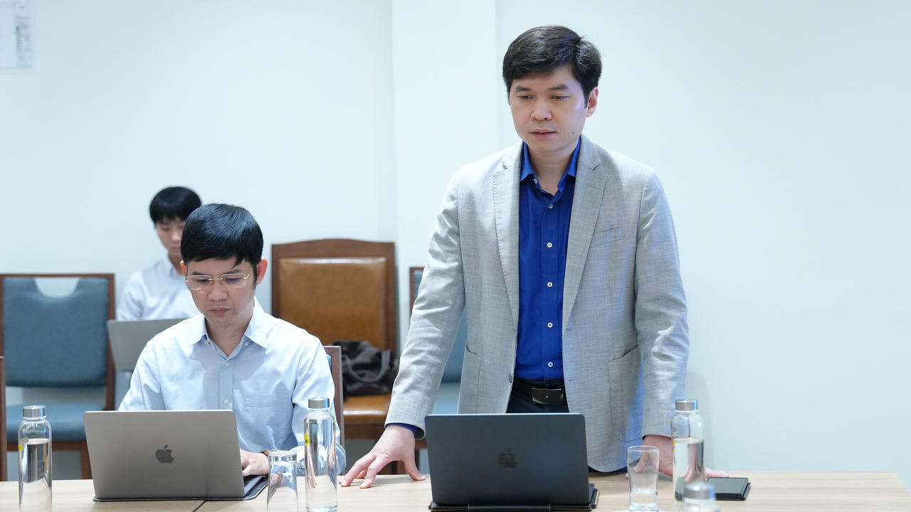 Cục trưởng Cục Công nghệ thông tin Phạm Quang Hiếu phát biểu tại buổi làm việc.