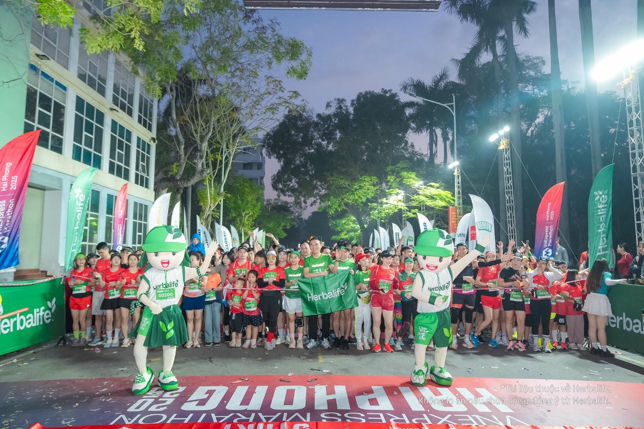 Các vận động viên và đại diện Herbalife Việt Nam hào hứng tại vạch xuất phát VnExpress Marathon Hải Phòng 2025, lan tỏa tinh thần thể thao và lối sống năng động, lành mạnh.