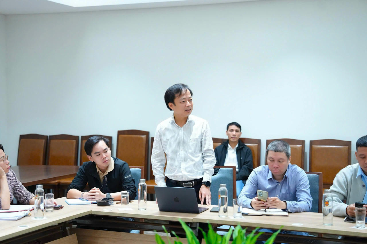 Ông Trần Văn Trí, Giám đốc LuatVietnam.vn báo cáo tại cuộc họp. Ảnh P.Mai. 