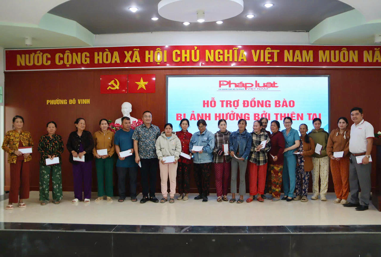 Báo Pháp luật Việt Nam trao 350 triệu đồng hỗ trợ người dân vùng lũ Khánh Hòa