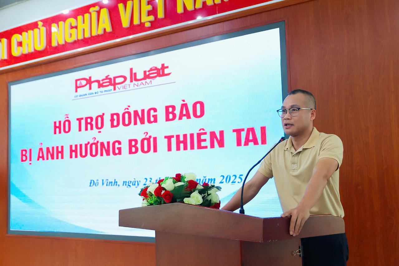 Nhà báo Trần Ngọc Hà – Phó Tổng Biên tập Báo PLVN phát biểu tại buổi trao quà.