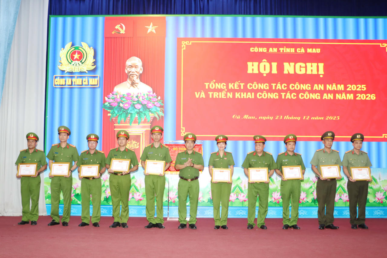 Đại tá Châu Quốc Huy - Tỉnh ủy viên, Phó Giám đốc Công an tỉnh Cà Mau trao danh hiệu “Chiến sĩ thi đua cơ sở” cho các cá nhân.