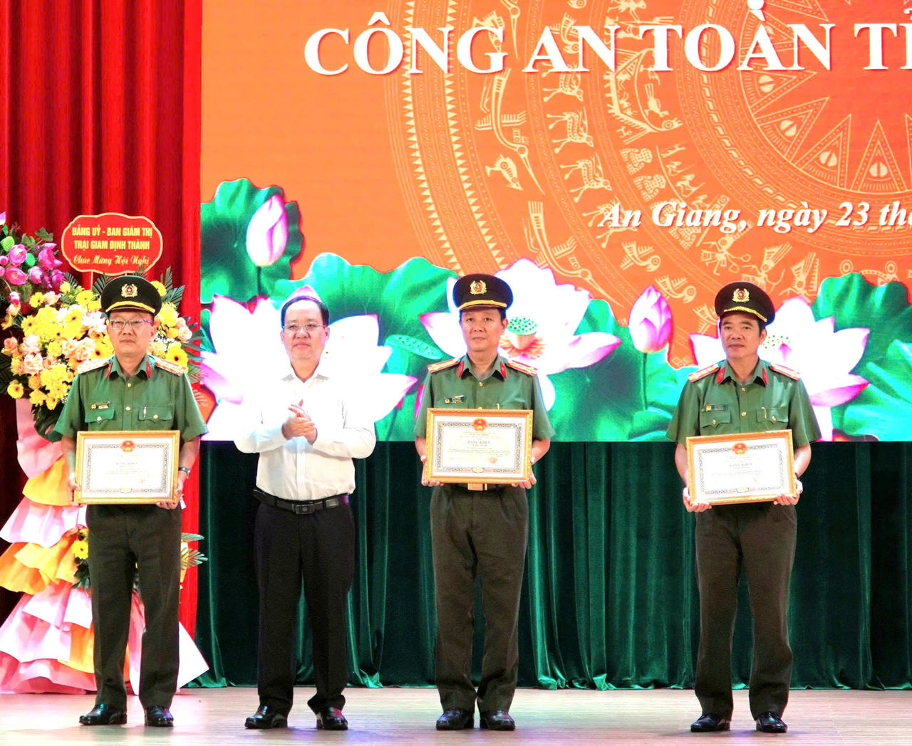 Phó Chủ tịch Thường trực UBND tỉnh An Giang Nguyễn Thanh Phong trao Bằng khen của Chủ tịch UBND tỉnh cho 1 tập thể và 3 cá nhân vì có thành tích xuất sắc trong các hoạt động kỷ niệm 80 năm Cách mạng tháng Tám, Quốc khánh 2/9, và kỷ niệm 50 năm Ngày giải phóng miền Nam, thống nhất đất nước.