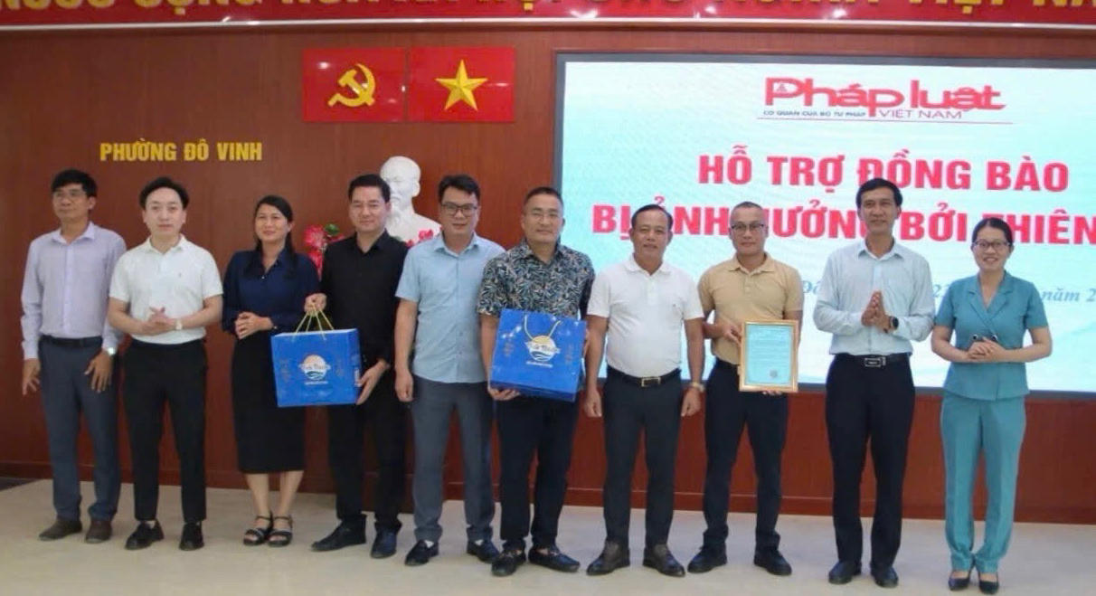 Lãnh đạo phường Đô Vinh trao thư cám ơn cho Đoàn công tác Báo Pháp luật Việt Nam.