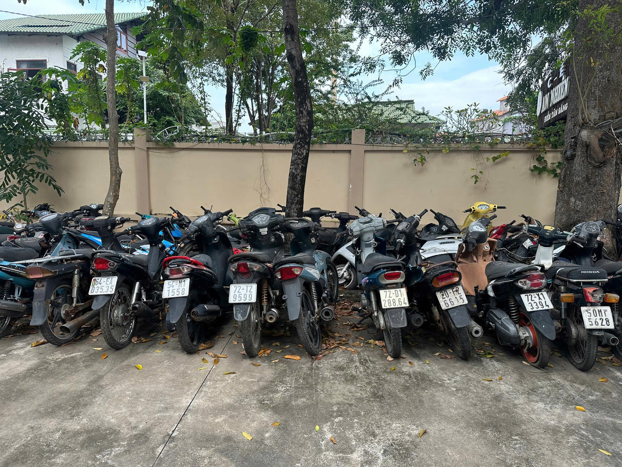 Các phương tiện giao thông chưa xác minh được chủ sở hữu.