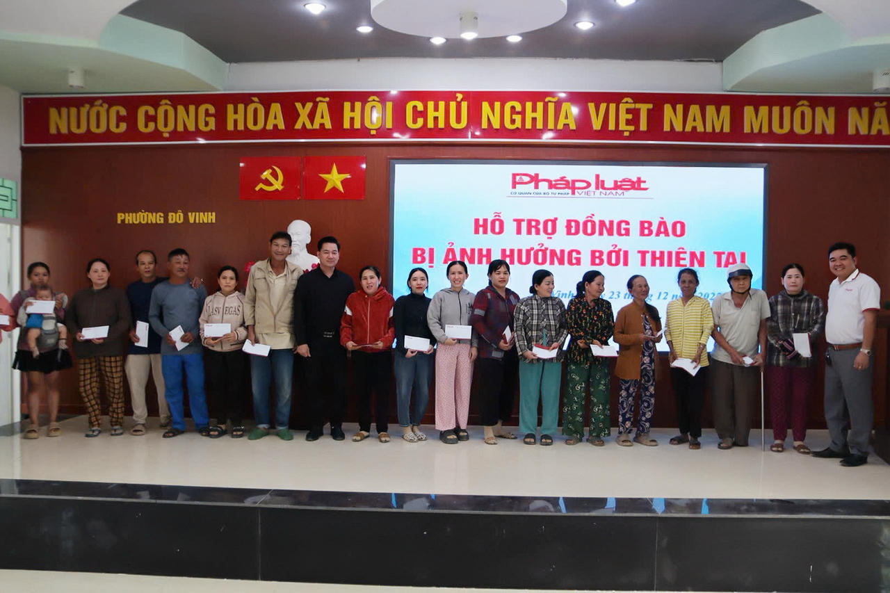 Báo Pháp luật Việt Nam trao 350 triệu đồng hỗ trợ người dân vùng lũ Khánh Hòa
