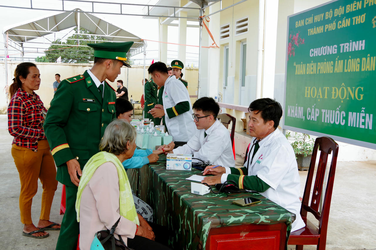 Khám bệnh cấp thuốc miễn phí cho người nghèo.