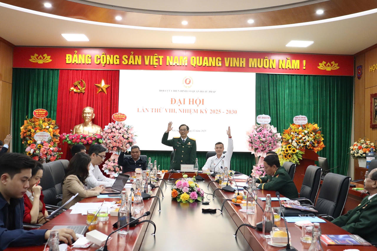 Các đại biểu thông qua các nội dung Đại hội