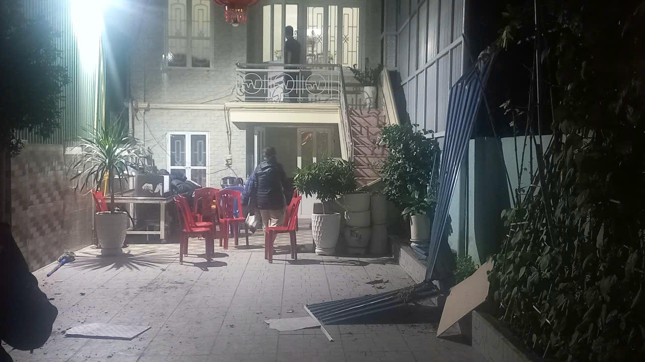 Vụ nổ khiến tấm lợp của căn nhà bay tứ tung.