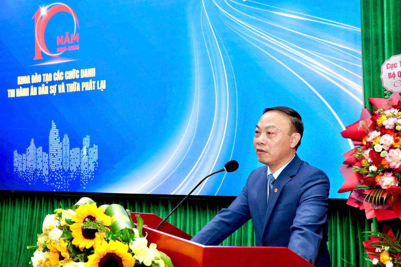 NGƯT.TS Nguyễn Xuân Thu, Bí thư Đảng ủy, Giám đốc Học viện Tư pháp phát biểu chúc mừng.