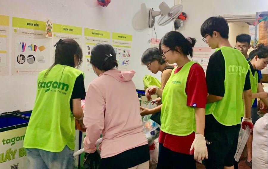 Người dân học cách phân loại rác thải ngay tại nguồn.
