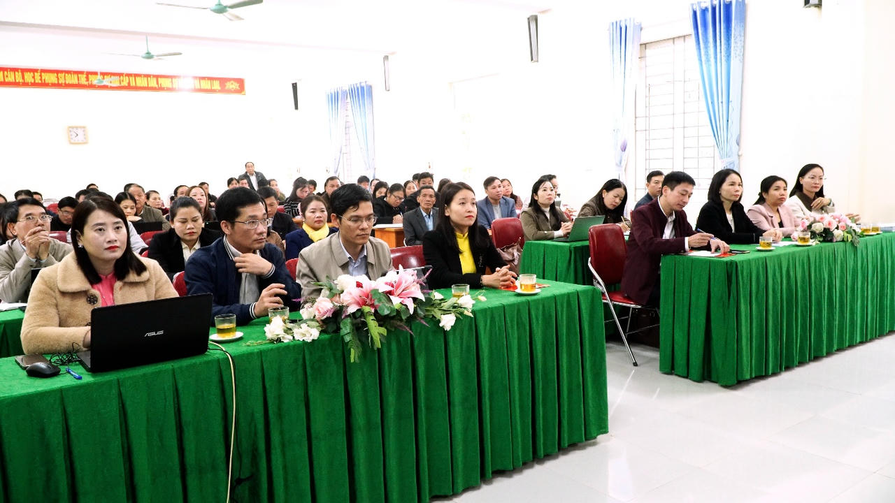 Ngày 23/11/2025 xã Linh Sơn tổ chức Bồi dưỡng nghiệp vụ công tác Đảng và chuyển đổi số cho 130 đại biểu.