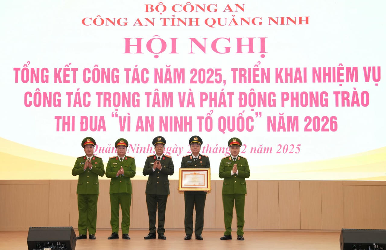 Công an Quảng Ninh vinh dự đón nhận Bằng khen của Thủ tướng Chính phủ