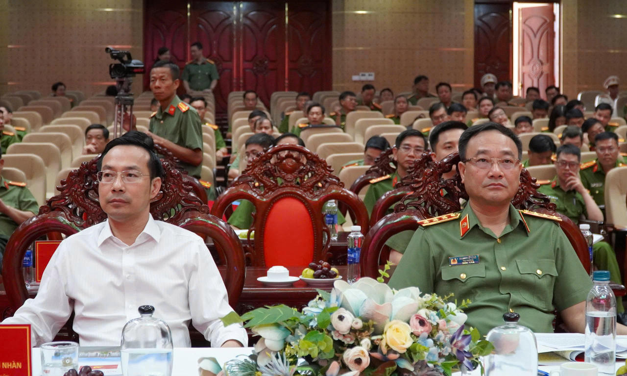 Phó Bí thư Thường trực Tỉnh ủy/Chủ tịch HĐND tỉnh An Giang Nguyễn Thanh Nhàn và Thượng tướng Phạm Thế Tùng, Thứ trưởng Bộ Công an tham dự Hội nghị.