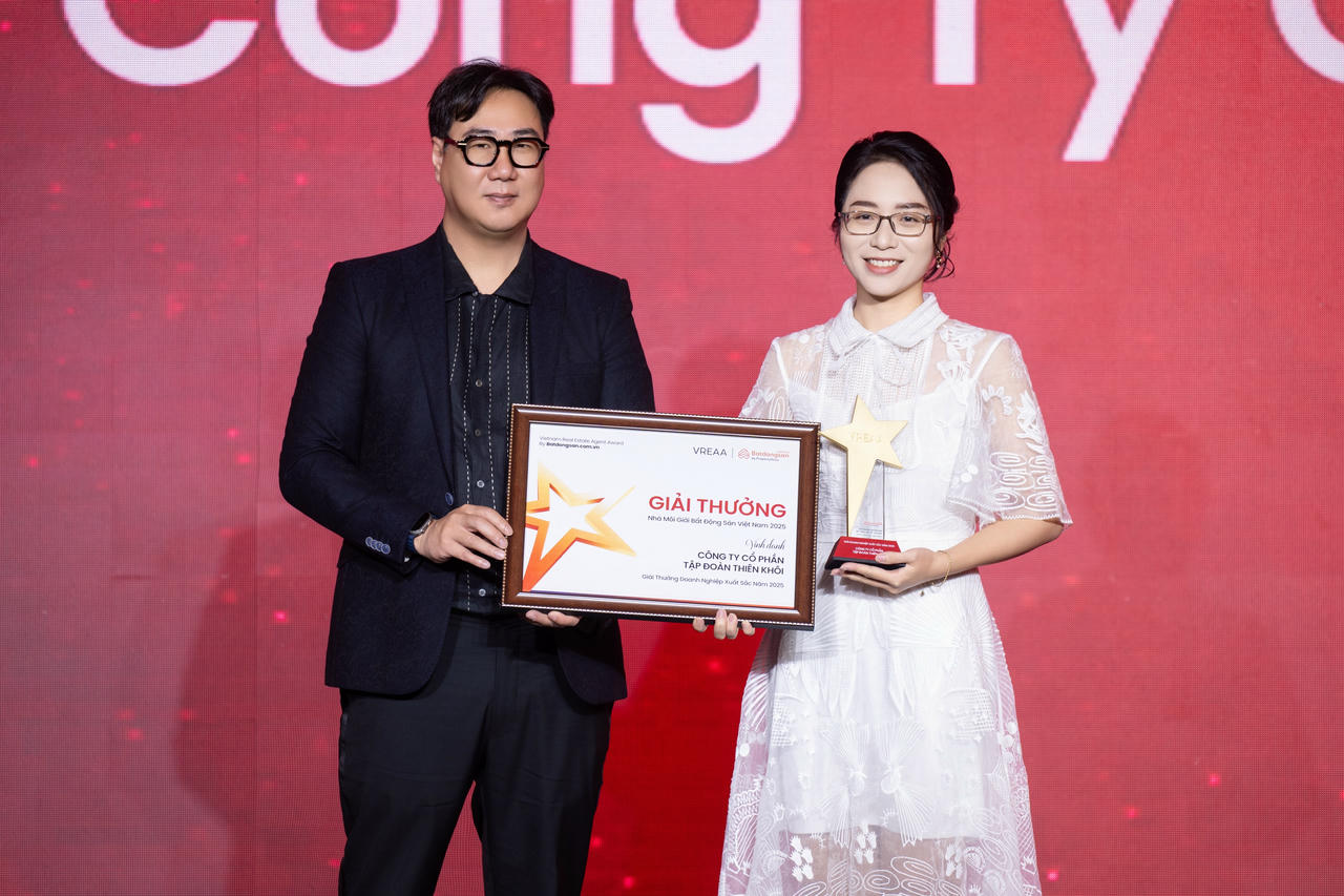 Đại diện Công ty Cổ phần Tập đoàn Thiên Khôi nhận giải Doanh nghiệp xuất sắc năm 2025.