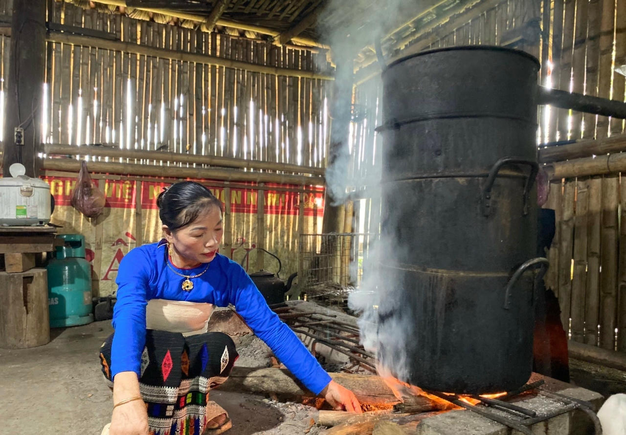 Rượu siêu men lá truyền thống từ cây rừng của hộ&nbsp; gia đình bà Ngân Thị Quyến ở bản Năng Cát mang thương hiệu Bình An được công nhận sản phẩm đạt chuẩn OPCOP ba sao.