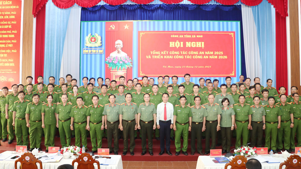 Thứ trưởng Bộ Công an Phạm Thế Tùng và ông Lữ Quang Ngời - Phó Bí thư Tỉnh ủy, Chủ tịch UBND tỉnh Cà Mau chụp ảnh lưu niệm cùng lãnh đạo, cán bộ, chiến sĩ Công an tỉnh Cà Mau.